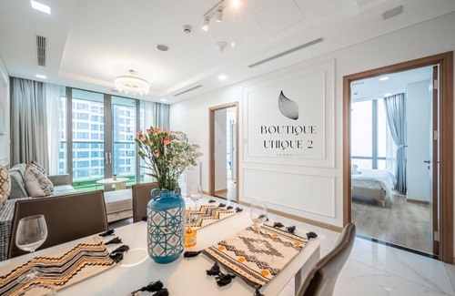 Hang Xanh Apartment | BOUTIQUE UNIQUE LANDMARK 81 Vinhomes Central Park