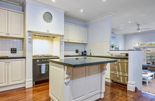 Moonee Ponds House | Bowen Street Family Retreat with Pool