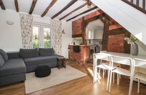 Hereford Cottage | BOWKERS COTTAGE, pet friendly in Westhope, Herefordshire