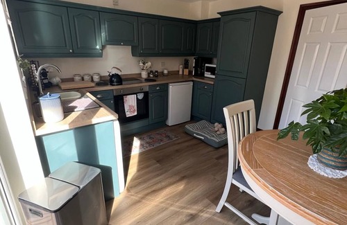 Wheaton Aston Cottage | BOWLING GREEN COTTAGE, Pet friendly, country village location, Sleeps 6