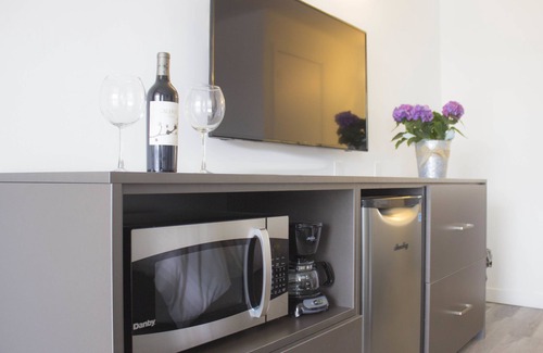 Bowmanville Hotel | Bowmanville Marina Inn & Suites