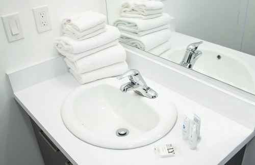 Bowmanville Hotel | Bowmanville Marina Inn & Suites