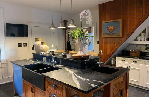 Mount Vernon Apartment | Boyd Harvey Main House And Carriage House 4 Bedroom Home by RedAwning