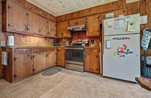 Rangeley House | 🐾Boyd - Rustic, spacious, dog friendly home on Mooselookmeguntic Lake