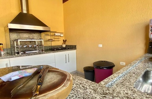 Praia da Olaria House | Casa Moderna, Próxima da Praia do Arrastão