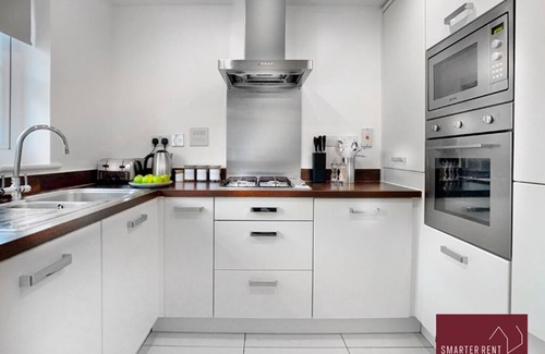 Fifield Apartment | Bracknell, 2 Bedroom House, Garden & Parking