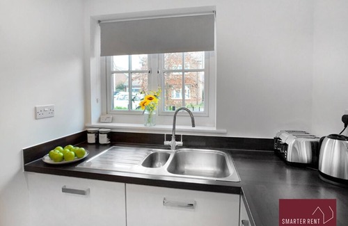 Fifield Apartment | Bracknell, 2 Bedroom House, Garden & Parking