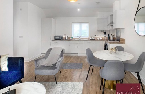 Wokingham House | Bracknell - Maisonette, Parking, 2Bed