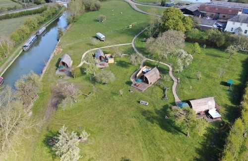 Leighton Buzzard House | Braeburn - Delightful en-suite wigwam on canal