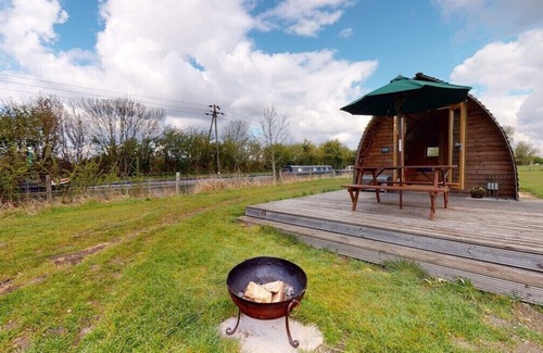 Leighton Buzzard House | Braeburn - Delightful en-suite wigwam on canal