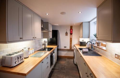 Hereford House | Bramble Cottage - Cosy 2 Bed With Deluxe HOT TUB & Log Burner