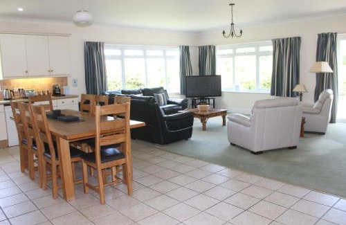 Widemouth Bay House | Bramble Cottage - Luxury Holiday Cottage - 4 Beds 3 Baths - Parking - Beach 1 Mile - Fenced Child & Dog Friendly - EV Chrger
