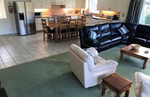 Widemouth Bay House | Bramble Cottage - Luxury Holiday Cottage - 4 Beds 3 Baths - Parking - Beach 1 Mile - Fenced Child & Dog Friendly - EV Chrger