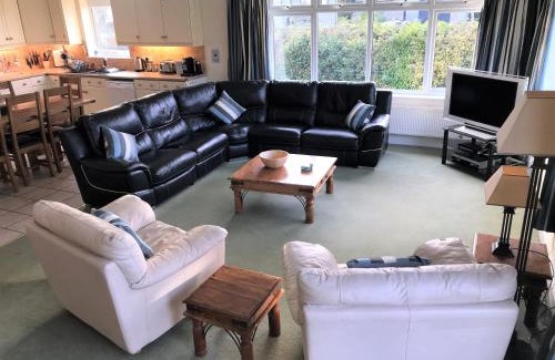Widemouth Bay House | Bramble Cottage - Luxury Holiday Cottage - 4 Beds 3 Baths - Parking - Beach 1 Mile - Fenced Child & Dog Friendly - EV Chrger