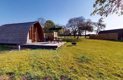 Leighton Buzzard House | Bramley - Delightful en-suite wigwam with hot tub