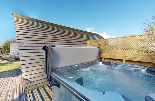 Leighton Buzzard House | Bramley - Delightful en-suite wigwam with hot tub