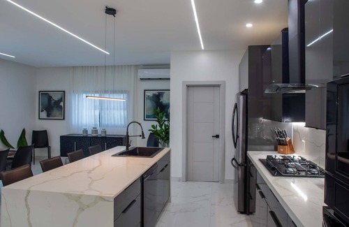 Discovery Bay Villa | BRAND NEW modern waterfront luxury mansion
