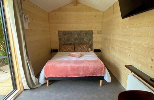 Saint-Martin-Belle-Roche Bed & Breakfast | Brand-new, cocooning cottage in a quiet, wooded garden 3 minutes from the freeway!