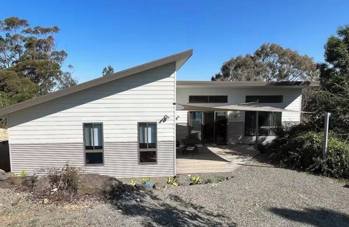 Glenmaggie House | Brand new 2 bedroom 2 bathroom waterfront house on the shore of Lake Glenmaggie