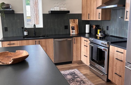 Quathiaski Cove Cabin | Brand New 2 Bedroom Oceanside Cabin w/Spectacular Ocean views & Pet Friendly!n