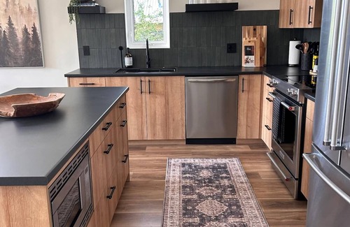 Quathiaski Cove Cabin | Brand New 2 Bedroom Oceanside Cabin w/Spectacular Ocean views & Pet Friendly!n