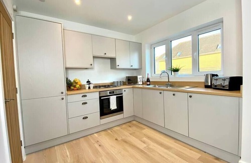 Poole House | Brand NEW 2 bedroom house - garden & parking +wifi