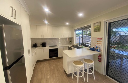 Scarness House | Brand New 2BR Coastal Home w/Outdoor Entertaining – 350m to Beach, Pier & cafes