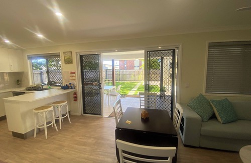 Scarness House | Brand New 2BR Coastal Home w/Outdoor Entertaining – 350m to Beach, Pier & cafes
