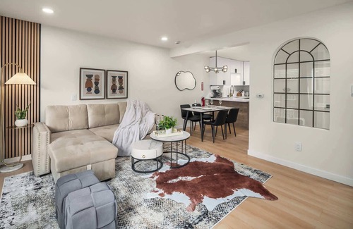 Westlake Apartment | Brand New 2BR Queen Anne Condo, Designer's Taste