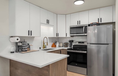 Westlake Apartment | Brand New 2BR Queen Anne Condo, Designer's Taste