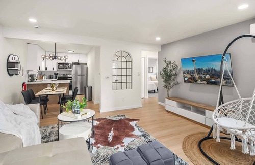 Westlake Apartment | Brand New 2BR Queen Anne Condo, Designer's Taste