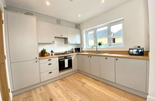 Poole House | Brand NEW 3 bedroom house - garden & parking +wifi