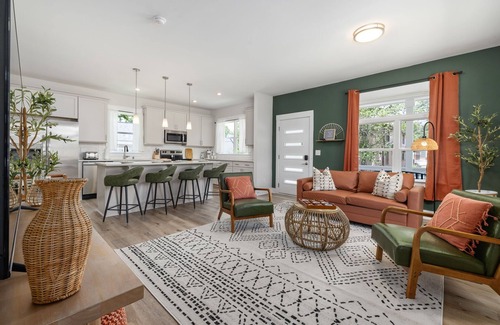 Downtown House | Brand New 4bd - Modern - Prime Location - Spacious