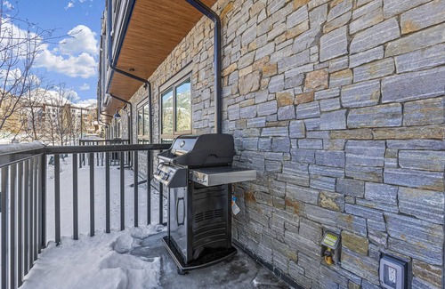 Canmore Apartment | Brand New 6BR Family Retreat