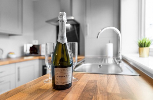 Stourbridge Apartment | Brand New Apartment - Parking - Stourbridge