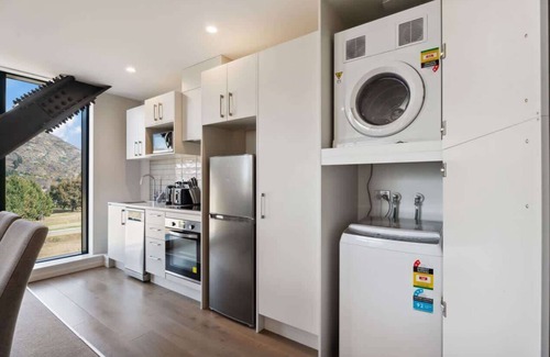 Frankton Apartment | Brand New Apartment, Amazing Mountain views!