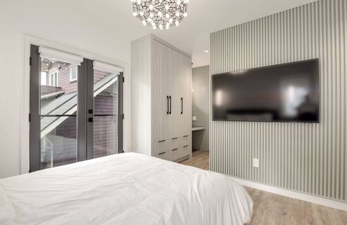 Downtown Vancouver Villa | !Brand NEW Beach Villa steps from the Beach! Perfect for Large Families!