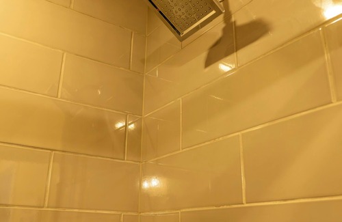 Limon House | Brand NEW beautiful High end Hotel style room ,Limon Free dedicated EV Charging