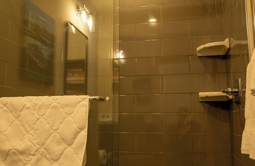 Limon House | Brand NEW beautiful High end Hotel style room ,Limon Free dedicated EV Charging