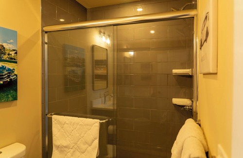 Limon House | Brand NEW beautiful High end Hotel style room ,Limon Free dedicated EV Charging