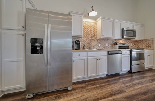 Lindale House | Brand New, Beautifully Appointed, Country Cottage!