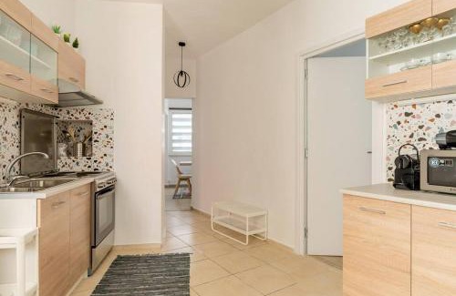 Athens City Centre Apartment | Brand New Bright modern 6bdr apt-1min to Acropolis