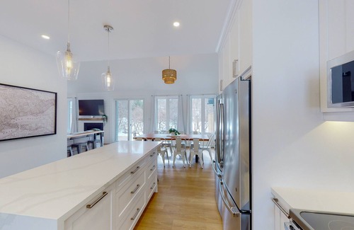 The Blue Mountains Ski Chalet | Brand-new cottage near lifts & lake with a hot tub, fireplace, & central AC