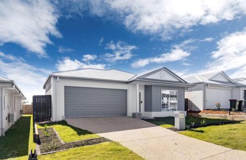 Greenbank House | Brand New Comfy Home 4Bedroom designer furniture