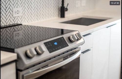 West Campus Condo | Brand New Condo w Rooftop Terrace & Free Parking