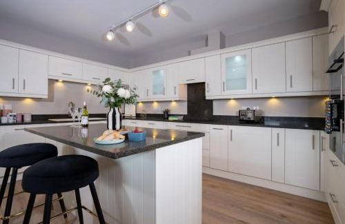Waterhead Apartment | Brand New - Contemporary - 2 Bedroom - 2 Bathroom - Spacious Apartment - Lake Views