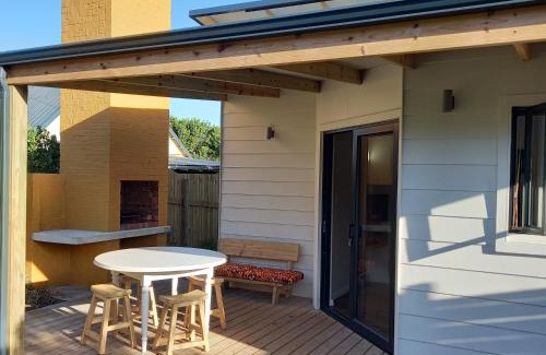 Cape Saint Francis House | Brand new cottage, walk to beach - inverter, wi-fi, DSTV