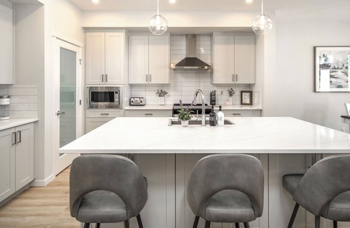 Southeast Calgary House | Brand New Cozy & Modern Family Home, AC/Garage/Sleep 14