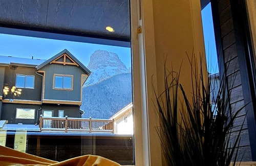 Canmore Condo | Brand NEW Cozy Mountain Getaway! - Sleeps 6-8