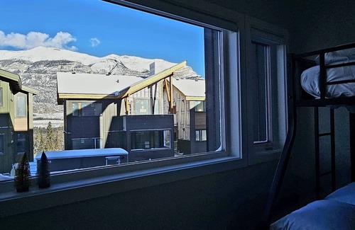 Canmore Condo | Brand NEW Cozy Mountain Getaway! - Sleeps 6-8